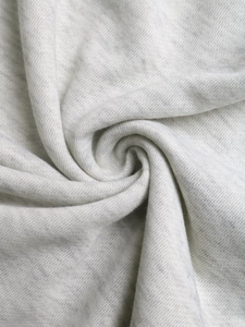 Dettaglio della morbida trama in maglia grigio mélange di questa felpa con cappuccio