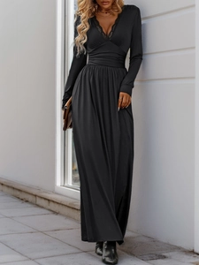 Détail d'une robe longue noire élégante avec col en V en dentelle et taille haute