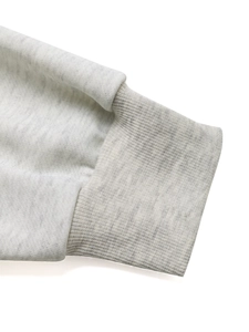Dettaglio macro del polsino a coste elasticizzate della felpa con cappuccio grigio