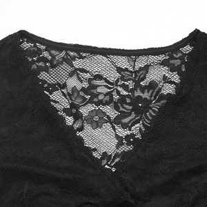 Dettaglio della trama in pizzo floreale trasparente su un top nero con scollo a V
