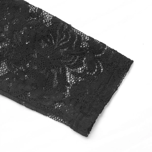 Dettaglio di pizzo floreale nero delicato con mesh trasparente per top eleganti