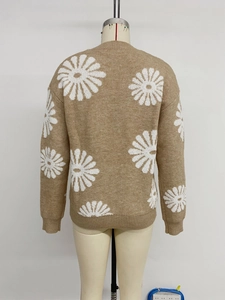 Detailansicht der Rückseite des khakifarbenen Strickpullovers mit großen weißen Gänseblümchen