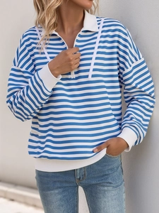Details eines blau-weiß gestreiften Sweatshirts mit Polokragen und halbem Reißverschluss