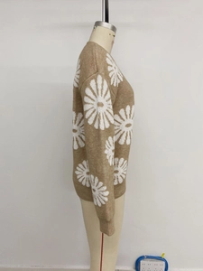 Detail-Seitenansicht des kamelfarbenen Strickpullovers mit weißen Gänseblümchen-Blumenmustern