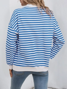 Detailansicht der Rückseite eines gestreiften Langarm-Polo-Sweatshirts mit Rippbündchen