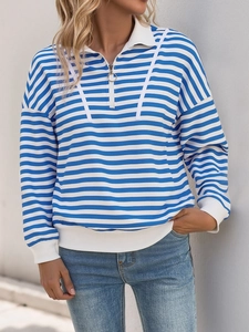 Detail eines blau-weiß gestreiften Sweatshirts mit weißem Polo-Kragen und Ring-Reißverschluss