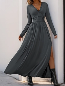 Détail de la robe gris anthracite à col en V avec dentelle délicate et fente latérale