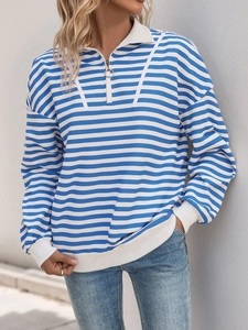 Detail eines blau gestreiften Polo-Sweatshirts mit halbem Reißverschluss und Rippkragen