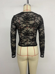 Dettaglio della schiena in pizzo floreale trasparente di questo top sexy nero a maniche