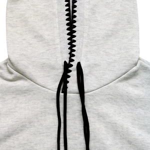 Felpa con cappuccio grigio chiaro con ricamo a zigzag nero e coulisse piatta nera