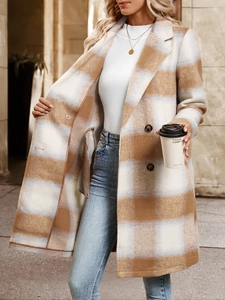Détails du manteau long à carreaux avec grand col à revers et boutons à double boutonnage