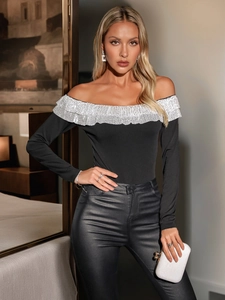 Body noir chic à épaules dénudées avec volants pailletés argentés et manches longues