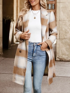Détail d'un manteau en laine à carreaux classiques avec de larges revers et motif brun