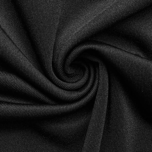 Gros plan sur un tissu en maille noire montrant la texture fine et le tissage élastique