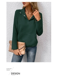 Details des dunkelgrünen Sweatshirts mit Waffelstruktur, Stehkragen und Metallknöpfen