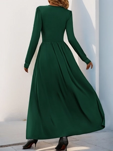 Vue arrière d'une robe longue vert foncé à manches longues avec drapé élégant et ourlet fluide
