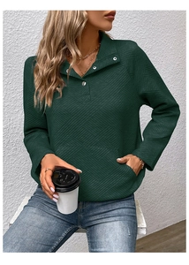 Nahaufnahme des dunkelgrünen Sweatshirts mit geometrischer Textur und Druckknopfkragen