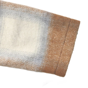 Détail du tissu en laine épais à carreaux et coutures soignées sur le manteau vintage