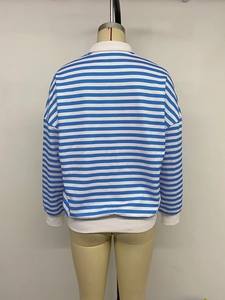 Detailansicht eines blau-weiß gestreiften Polo-Sweatshirts mit Rippbündchen und Drop-Shoulder