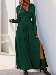 Détail d'une robe col V vert foncé avec bordure en dentelle et plis à la taille