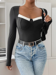 Dettaglio del body in maglia a coste da donna con scollo a cuore plissettato bianco a contrasto