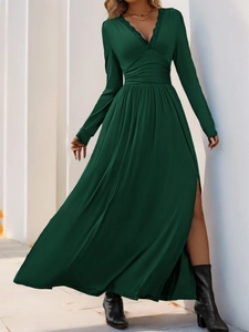 Détail du col en V avec dentelle et taille plissée sur la robe longue vert foncé
