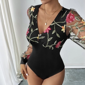 Body noir sexy à col en V avec broderie florale délicate et manches en tulle résille
