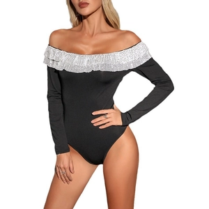 Body noir chic à épaules dénudées avec manches à volants et paillettes argentées