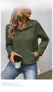 Detail eines armeegrünen Sweatshirts mit Rautenmuster und Kragen mit Knöpfen