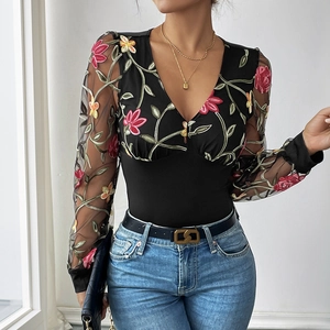 Body chic à col en V avec broderie florale sur des manches longues en résille