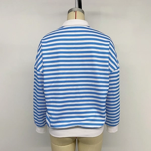 Rückansicht eines locker sitzenden blau-weiß gestreiften langärmligen Polo-Sweatshirts
