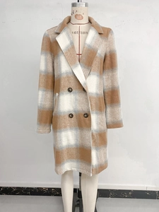 Vue de face du manteau en laine à carreaux avec col à revers et fermeture à double boutonnage
