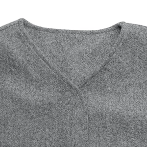 Detail der grauen Stehkragenjacke mit dicker Wolltextur und flachem V-Ausschnitt-Design