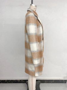 Vue latérale du manteau long à carreaux pour femmes avec poches et coupe droite élégante