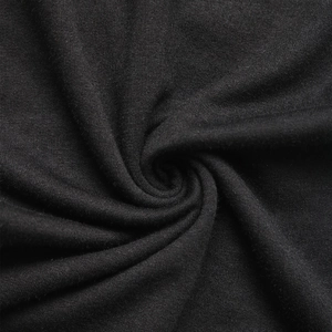 Macro du tissu en maille noire montrant la texture dense et les détails du matériau