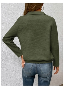 Rückansicht des armee-grünen Sweatshirts mit geometrischer Diagonalschneidung und Stehkragen