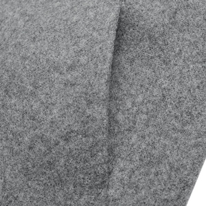 Detaillierte Makroansicht der grauen Wollmischung und der Nähte an der Jacke