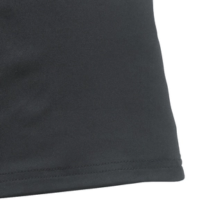 Détail de la couture à double aiguille sur l'ourlet d'une robe en tricot noir chic