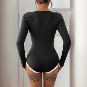 Body da donna a maniche lunghe in maglia a costine nera con bordi bianchi a contrasto