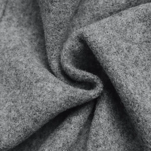 Detailaufnahme von dickem grauem Wollmischgewebe mit weicher Filz-Faserstruktur