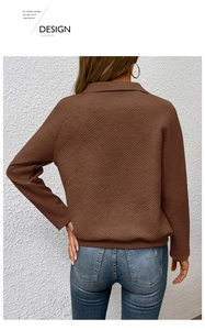 Makroaufnahme eines dunkelbraunen Sweatshirts mit geometrischem Rautenmuster-Detail
