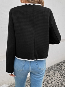 Vue arrière d'une veste noire en tissu gaufré avec détails de bordure festonnée