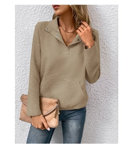 Detailansicht der khakifarbenen Waffelstruktur und Stehkragen mit Knöpfen am Damen-Sweatshirt