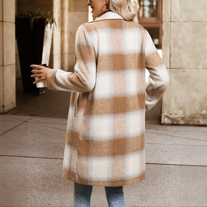 Manteau long à carreaux pour femmes en beige et blanc crème avec une coupe classique