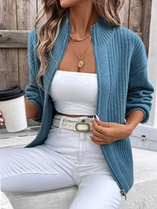 Détail d'un cardigan en maille côtelée bleu marine avec col montant et zip métallique