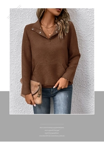 Detailaufnahme des braunen Stepp-Sweatshirts mit Knopfkragen und Kängurutasche für Damen