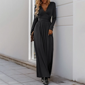 Robe longue noire élégante à manches longues avec décolleté en V et dentelle raffinée