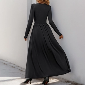 Robe longue noire élégante à manches longues, col en V, taille plissée et coupe en A