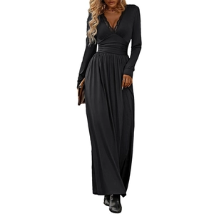 Robe longue noire élégante à col en V, dentelle et manches longues cintrée