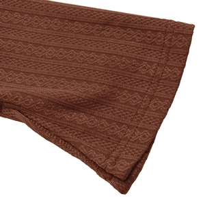 Detail eines braunen Strickkleides mit Rautenmuster und sauberer Doppelnaht am Saum